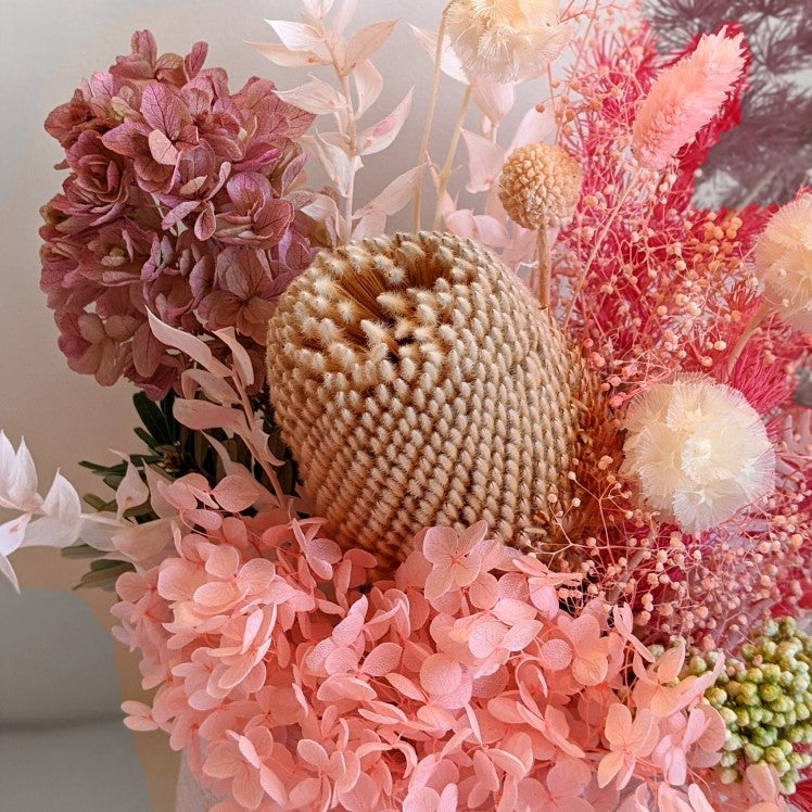 We deliver premium dried flowers arrangements across Melbourne Ollie