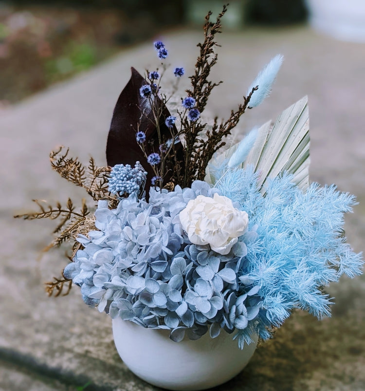 Beau - Small Everlasting Blue Dried Arrangement – Ollie's Blooms