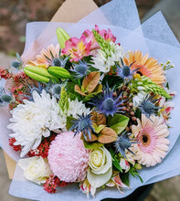 Load image into Gallery viewer, Weekly Blooms - Mix Seasonal Flowers Bouquet
