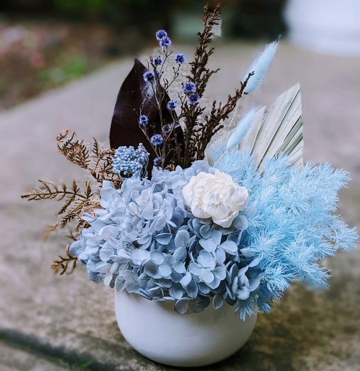 Beau - Small Everlasting Blue Dried Arrangement