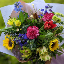 Load image into Gallery viewer, Weekly Blooms - Mix Seasonal Flowers Bouquet
